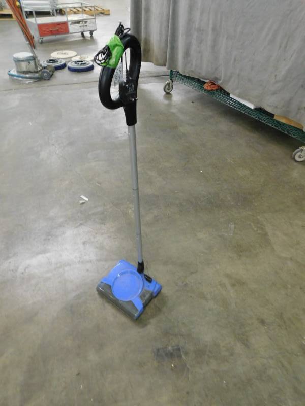 lot 9385 image: Shark Sweeper Vac