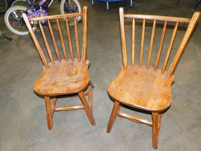 lot 9394 image: Lot of 2 Wood Dinning Chairs