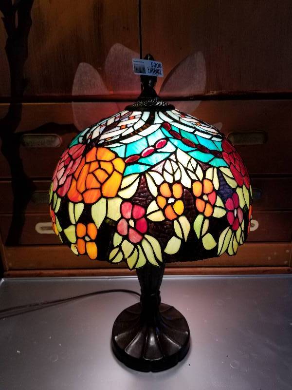lot 9006 image: Stained Glass Tiffany Style Table Lamp