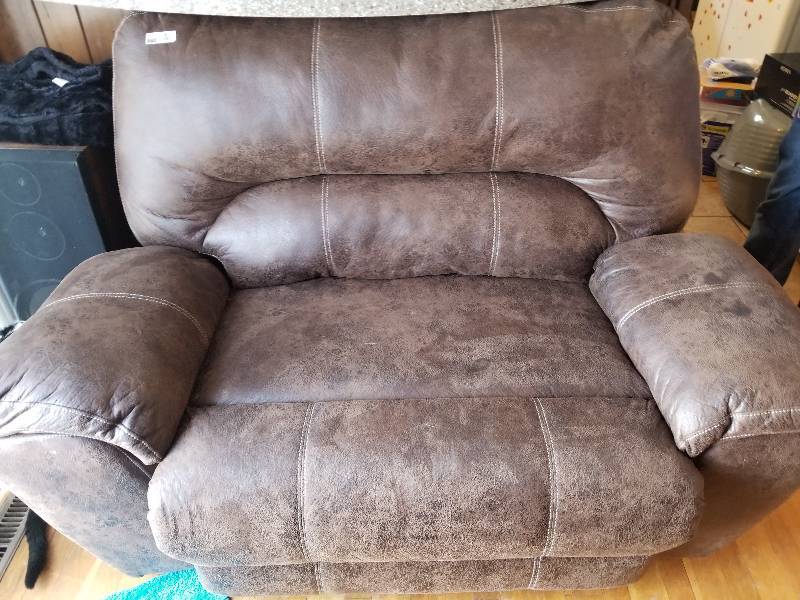 lot 9115 image: Leather Oversized Chair