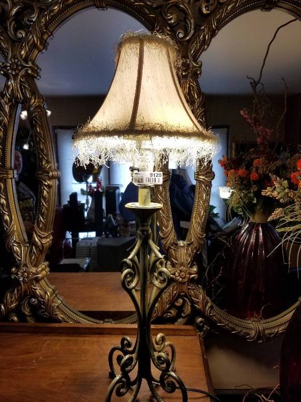 lot 9120 image: Classic Table Lamp