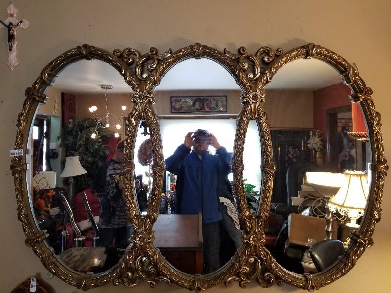 lot 9121 image: Tri-Oval Gilt Mirror