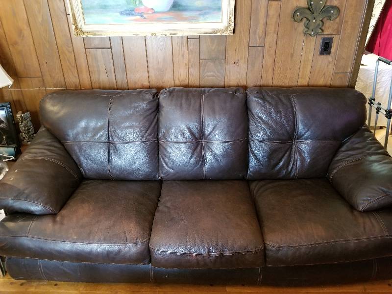 lot 9009 image: Leather Couch