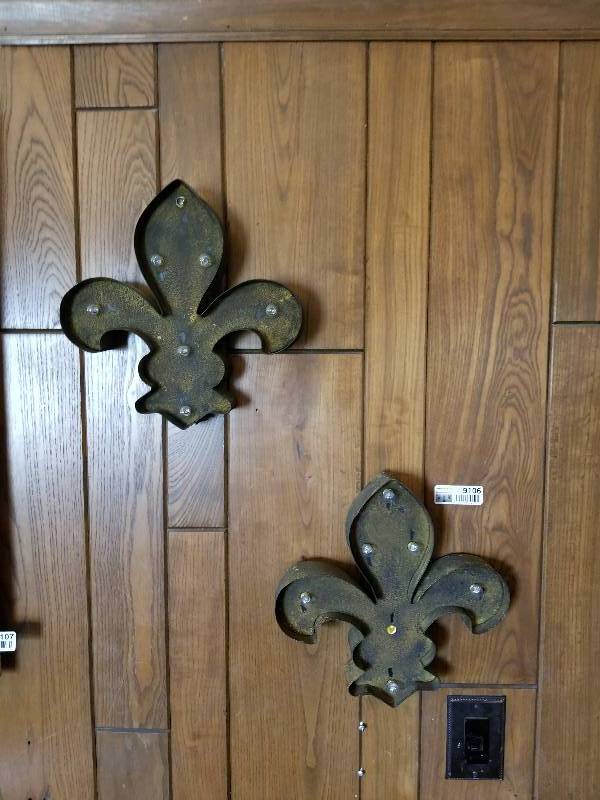 lot 9106 image: Fleur De Lie Wall Dcor