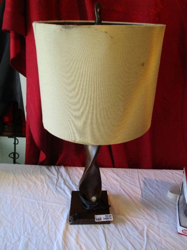 lot 9038 image: Table Lamp
