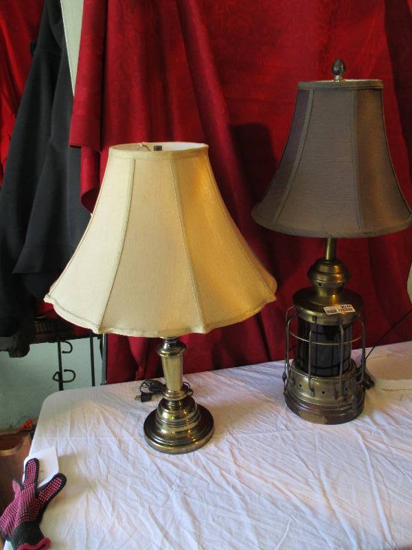 lot 9040 image: Pair of Lamps