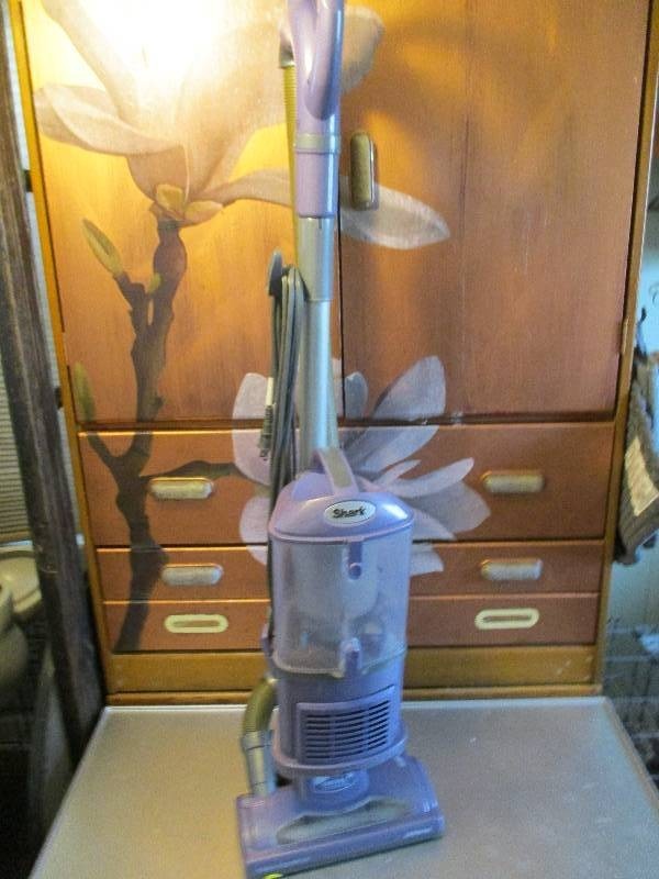 lot 9019 image: Shark Vacuum Fully Functioning