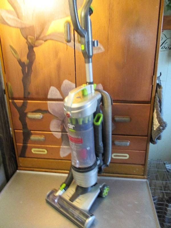 lot 9020 image: Hoover Vacuum Fully Functioning