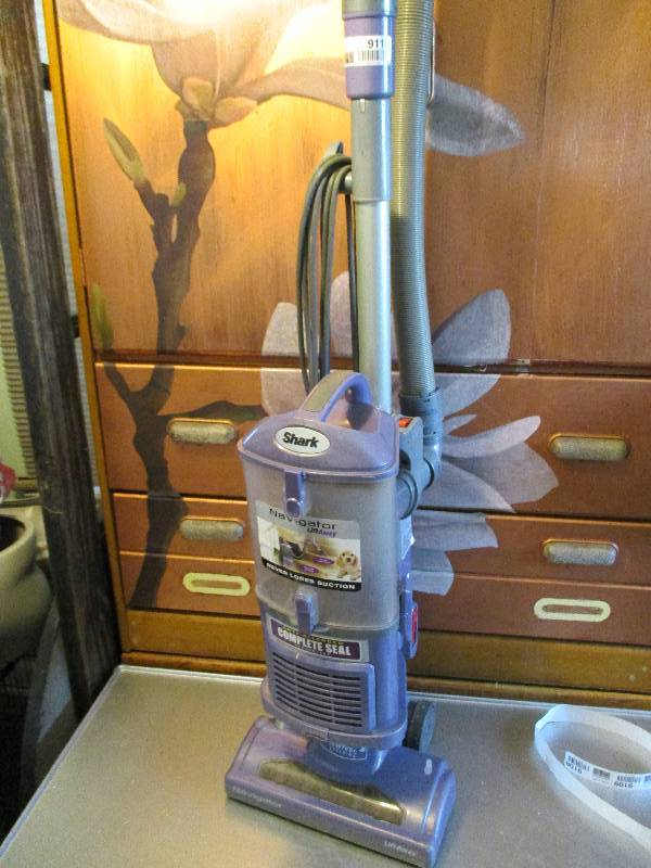 lot 9110 image: Shark Navigator Vacuum Fully Functioning