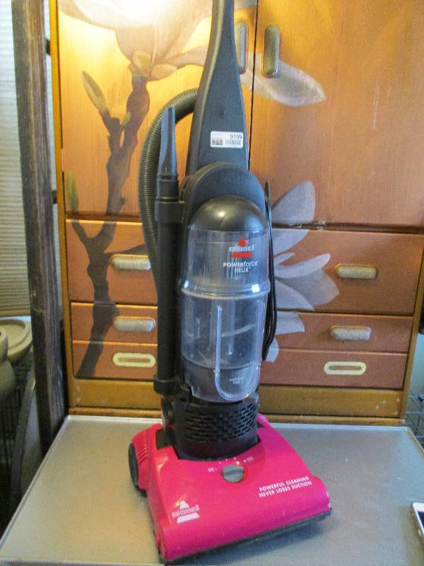 lot 9109 image: Bissell Vacuum Cleaner Fully Functioning