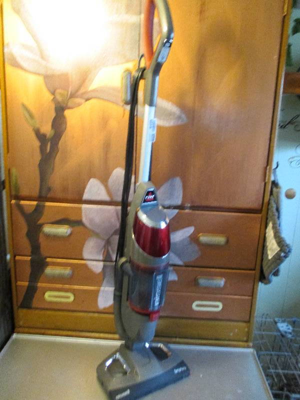 lot 9123 image: Bissell Vacuum Cleaner Fully Functioning
