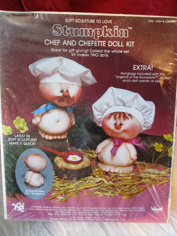 lot 9128 image: Stumpkin Chef and Cheffette Doll Kit