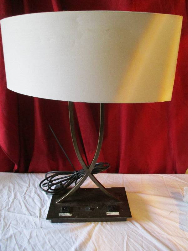 lot 9137 image: Table Lamp