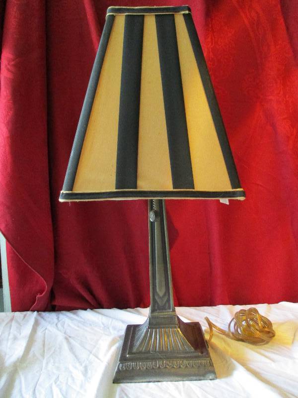 lot 9096 image: Art Deco Table Lamp