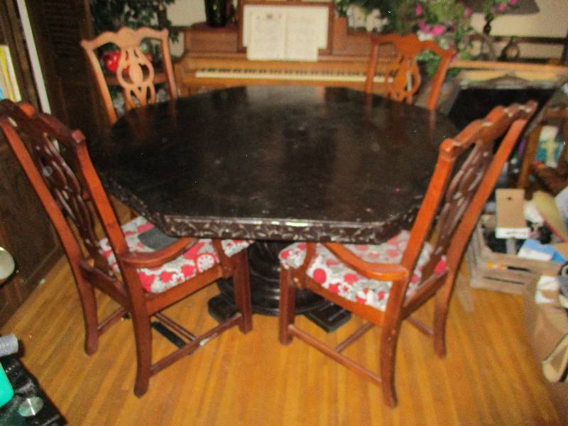 lot 9005 image: Octagon Dining Room Table with Pineapple Base