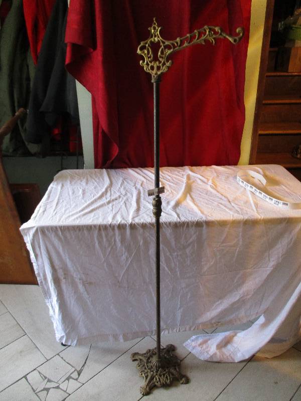 lot 9194 image: Brass Stand