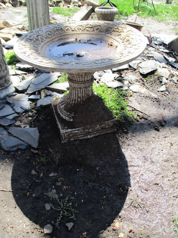 lot 9197 image: Birdbath