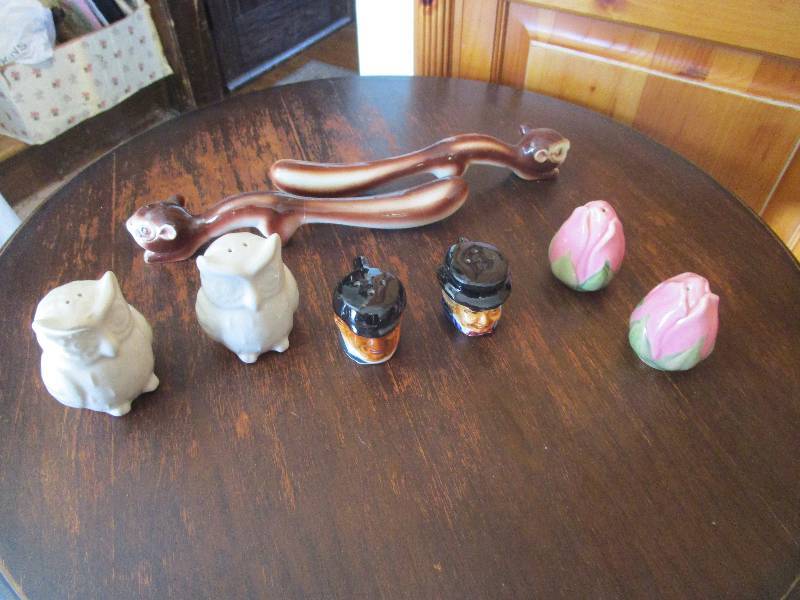 lot 9057 image: Lot of Salt and Pepper Shakers