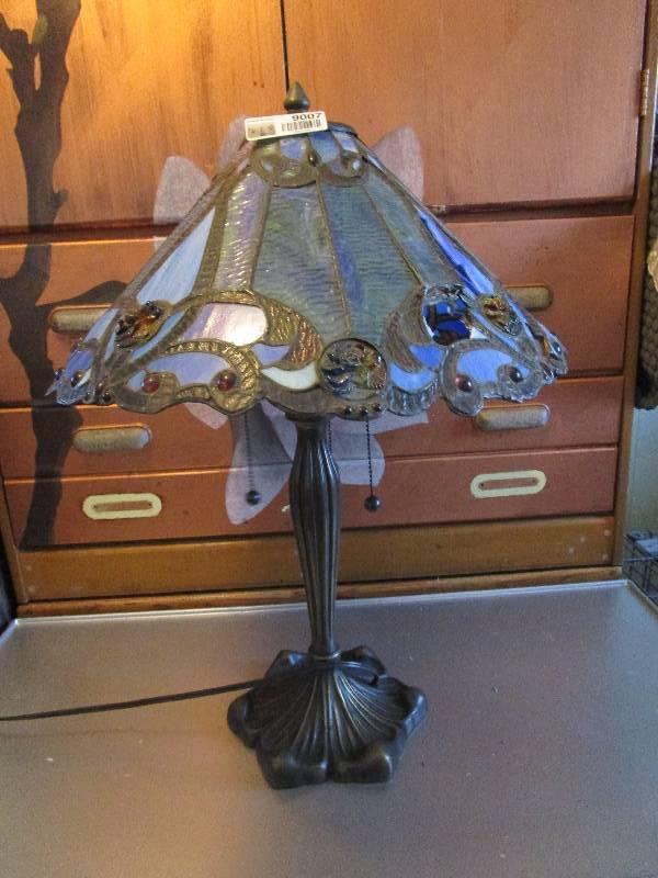 lot 9007 image: Stained Glass Tiffany Style Table Lamp has some broken glass