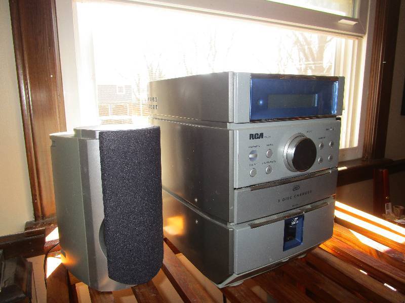 lot 9065 image: Mini Home Stereo