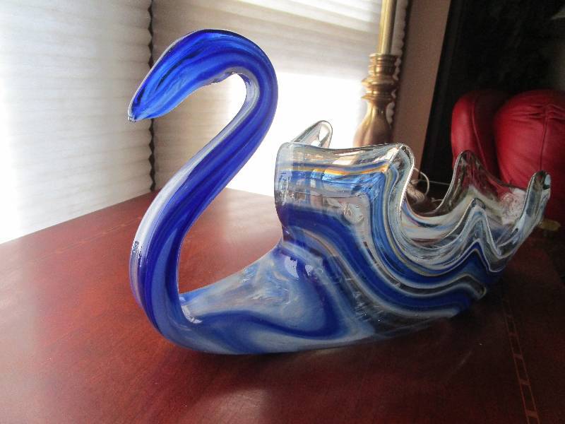 lot 9072 image: Beautiful Murano Glass Swan
