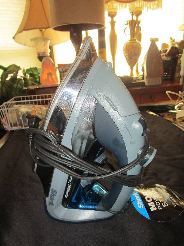 lot 9081 image: Shark Iron
