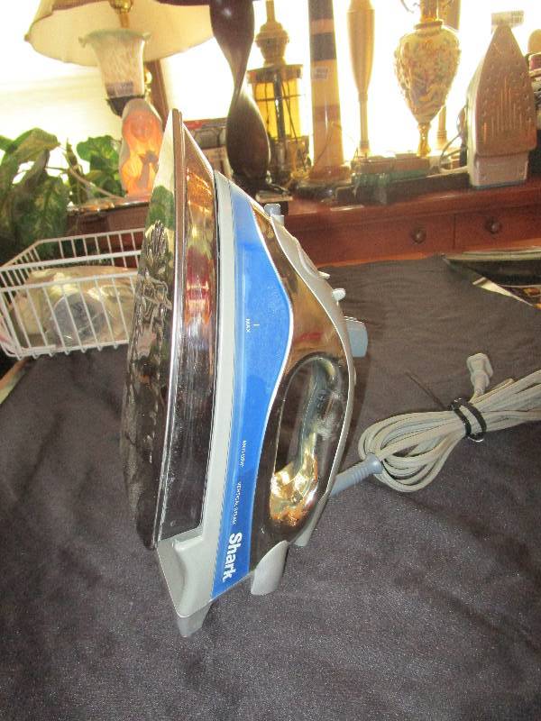 lot 9082 image: Shark Iron