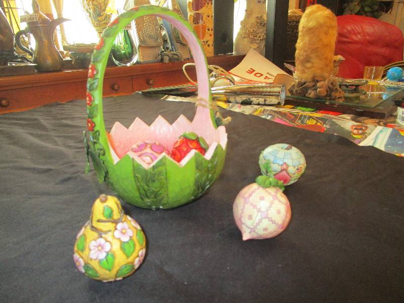 lot 9156 image: Ceramic Easter Basket