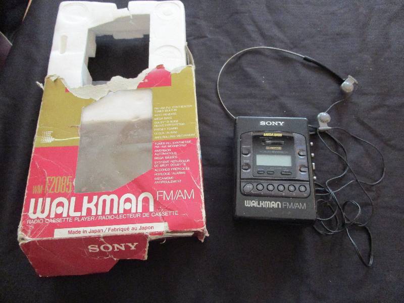 lot 9161 image: Retro Sony Walkman