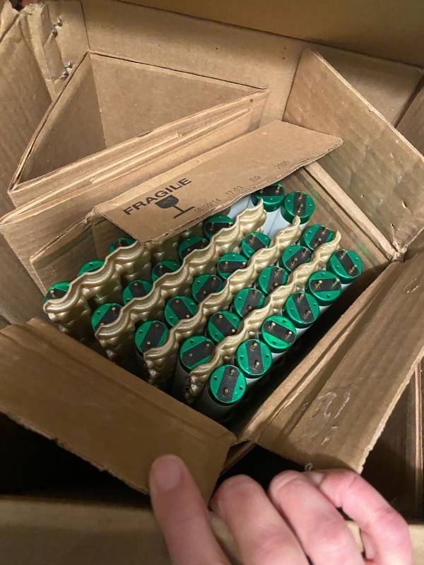 lot 200 image: T8 Fluorescent Light Bulbs- Mostly full case