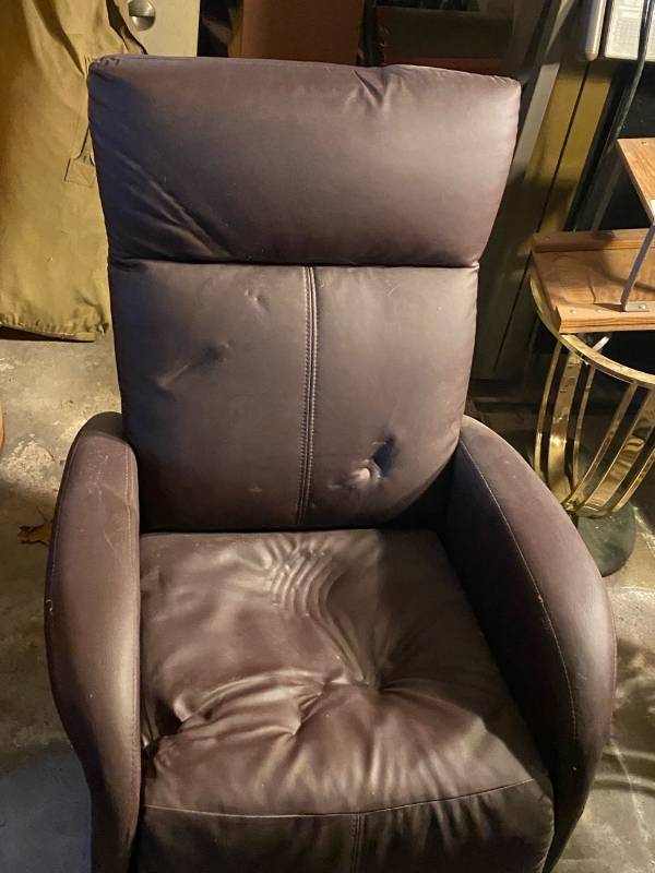 lot 302 image: Push back pleather recliner