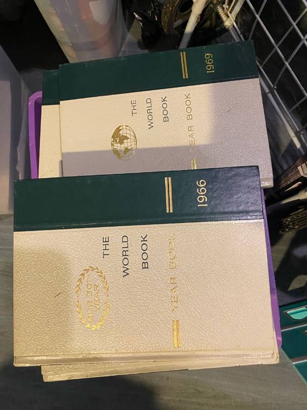 lot 324 image: Set of World book Year books- good condition