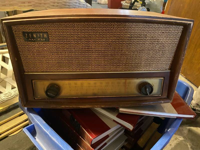 lot 331 image: Vintage Zenith Radio