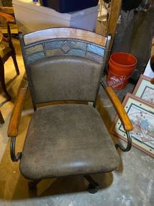 lot 2547 image: (3) chairs on casters