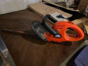 lot 2680 image: 18�� Black and decker hedge trimmer
