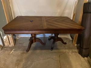 lot 2682 image: Large pedestal table with (2) leafs