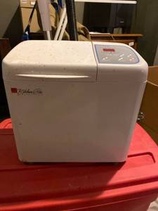 lot 2693 image: Kitchen pro bread maker- no pan