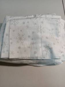 lot 3886 image: White Snowflake Pattern Twin Size sheet Set Threshold