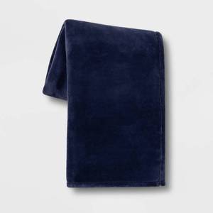 lot 3915 image: 50x70 Oversized Primalush Throw Blanket Dark Blue - Threshold Cozy, Midweight, Machine Washable