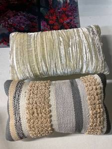 lot 4159 image: 2 pk small decorative lumbar pillows