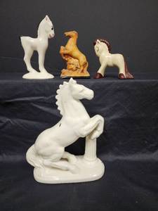 lot 352 image: Vintage Horse Figurine Collection