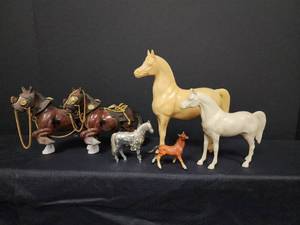 lot 361 image: Vintage Horse Figurine Collection