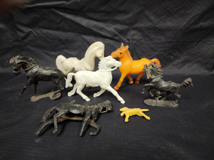 lot 362 image: Vintage Mixed Toy Horse Figurine Lot