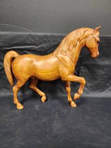 lot 364 image: Vintage Breyer Woodgrain Family Arabian Stallion Model #907 Horse Produced Between 1959 - 1967.