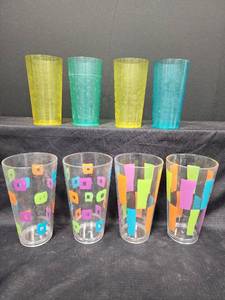 lot 218 image: Vintage Mid-Century Modern Plastic Drinking Set