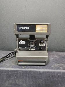 lot 220 image: Vintage Polaroid One Step 600 Instant Camera