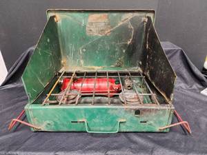 lot 259 image: Vintage Coleman 425D Camp Stove