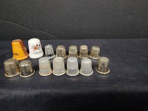lot 277 image: Vintage Thimble Collection with Ozarks and Arkansas Souvenir Pieces