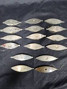 lot 282 image: Vintage Shuttle Tatting Tools Collection