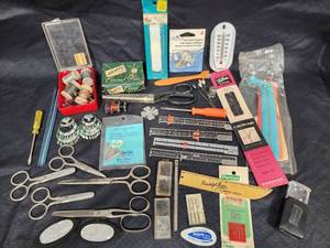 lot 287 image: Vintage Sewing Notions and Crafting Collection